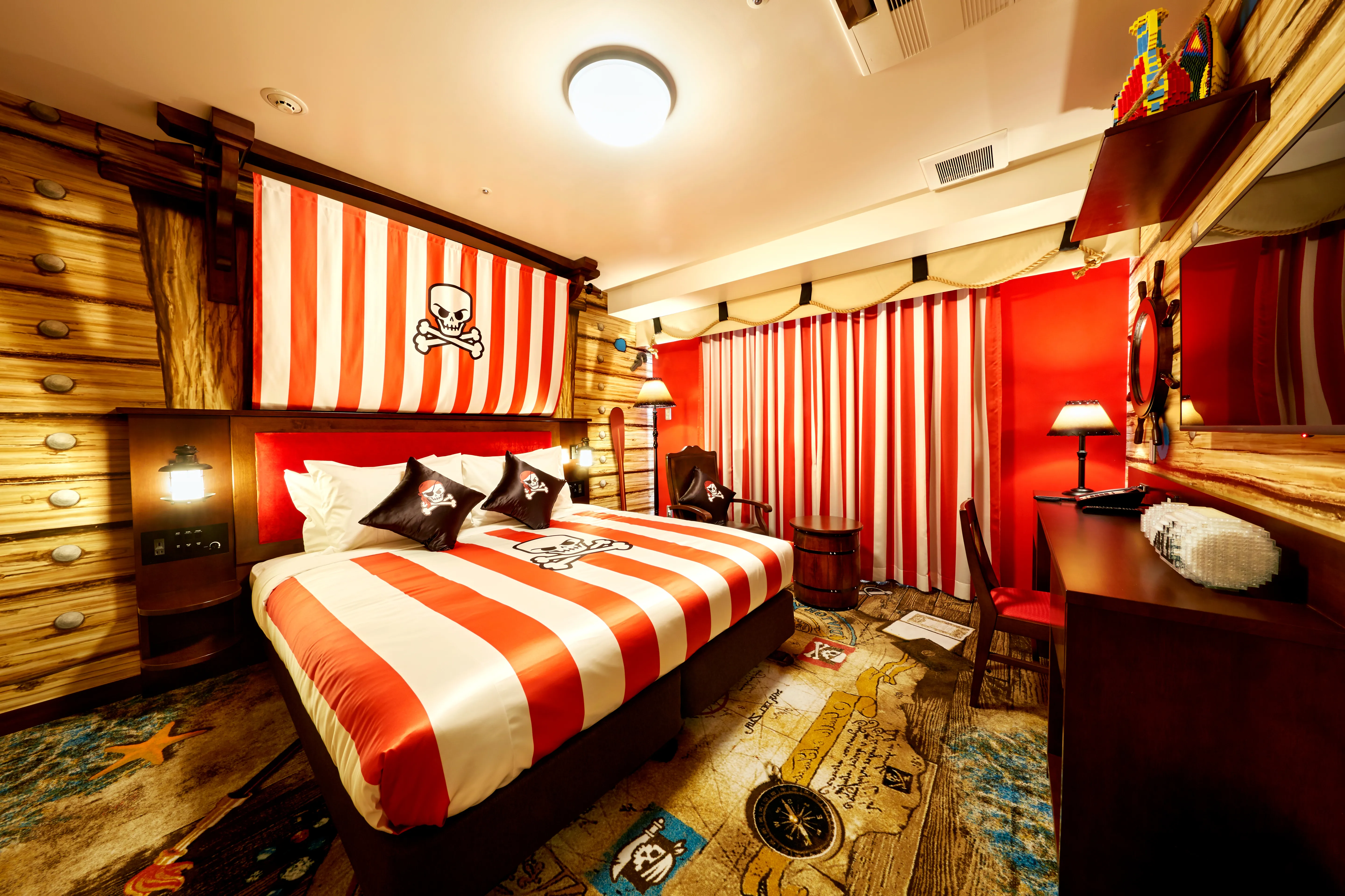 Piretes Room 01