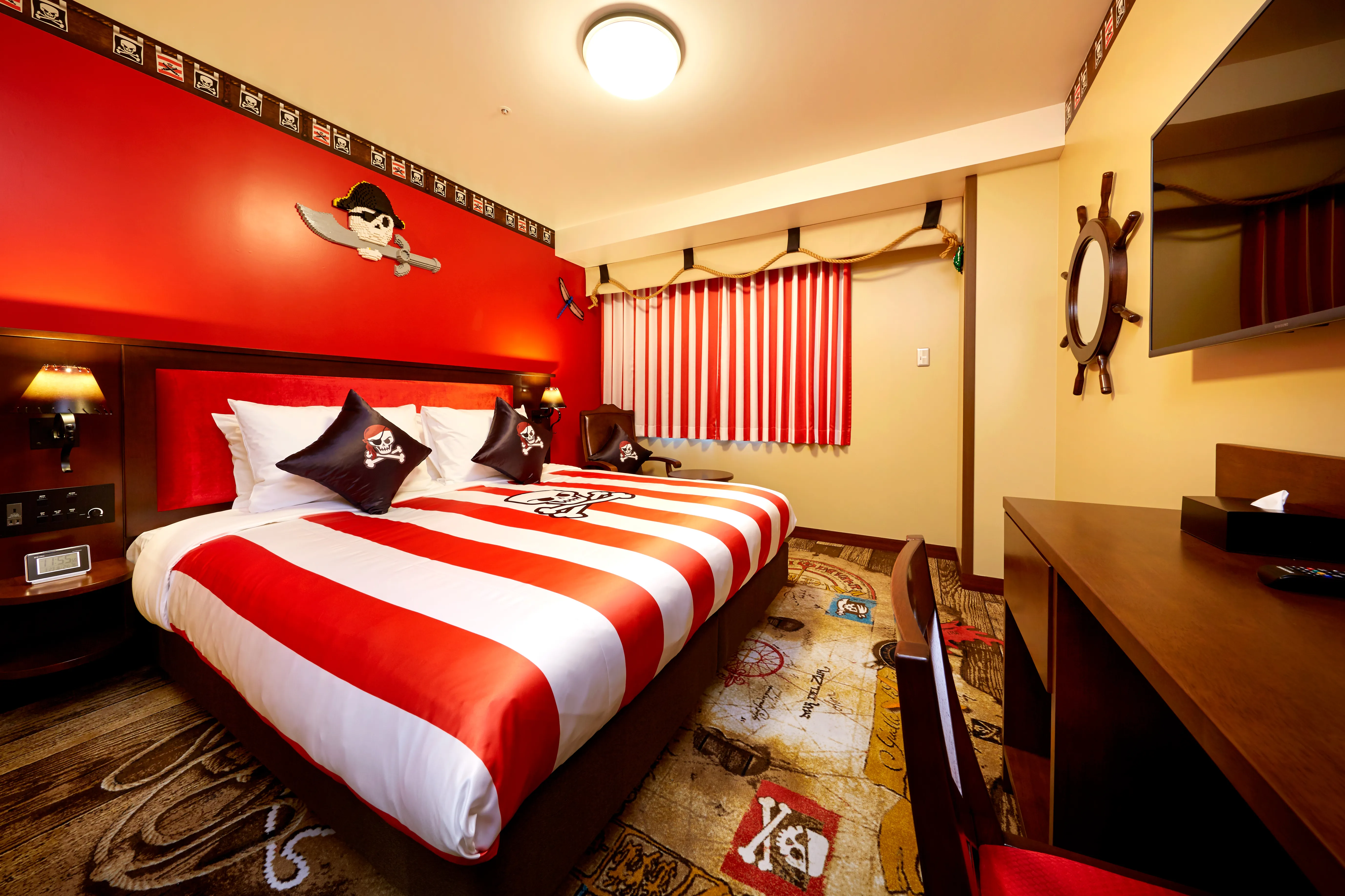 Piretes Room 01 T